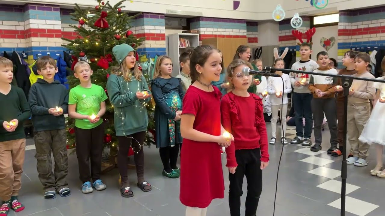 Advent 3. gyertyájának meggyújtása a kupolás épületben