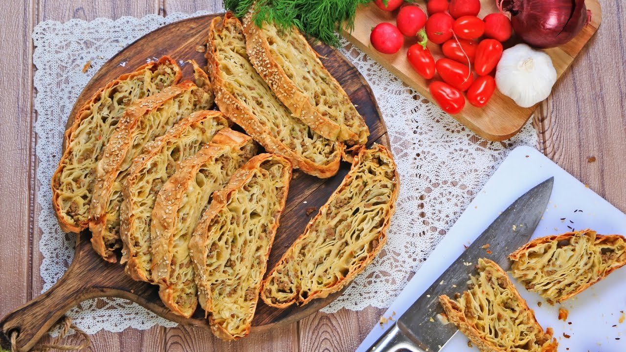 Spužvasta pita rolat sa mesom (može sir,spanać,gljive) ludilo kako je dobro. Veoma izdašno i ukusno!