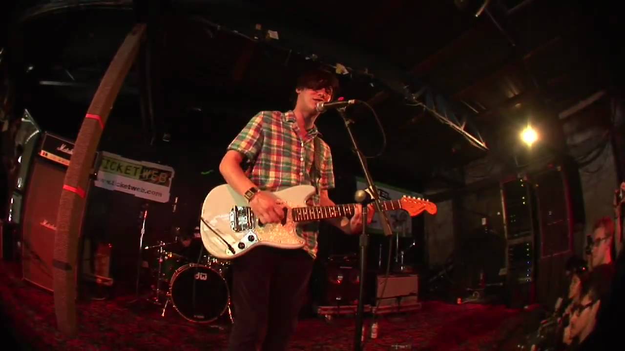 wavves performing 