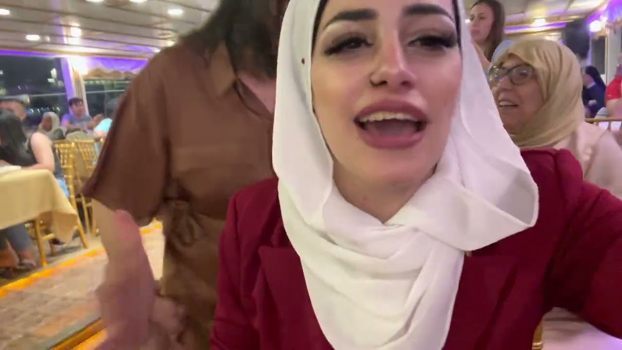 سهرة في السفينة في اسطنبول تحت جسر البسفور