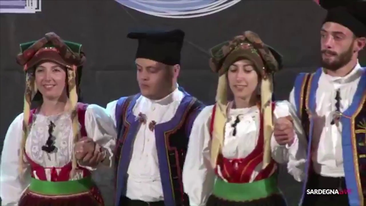 Gruppo Folk San Sebastiano Samugheo a Sorradile: su ballu Samughesu acompagnati da Tore Corda