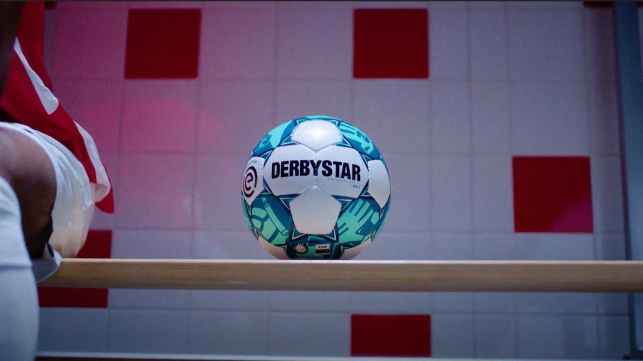 De nieuwe Derbystar Eredivisiebal voor seizoen '22-'23 door voetbalkunstenaar Piro!