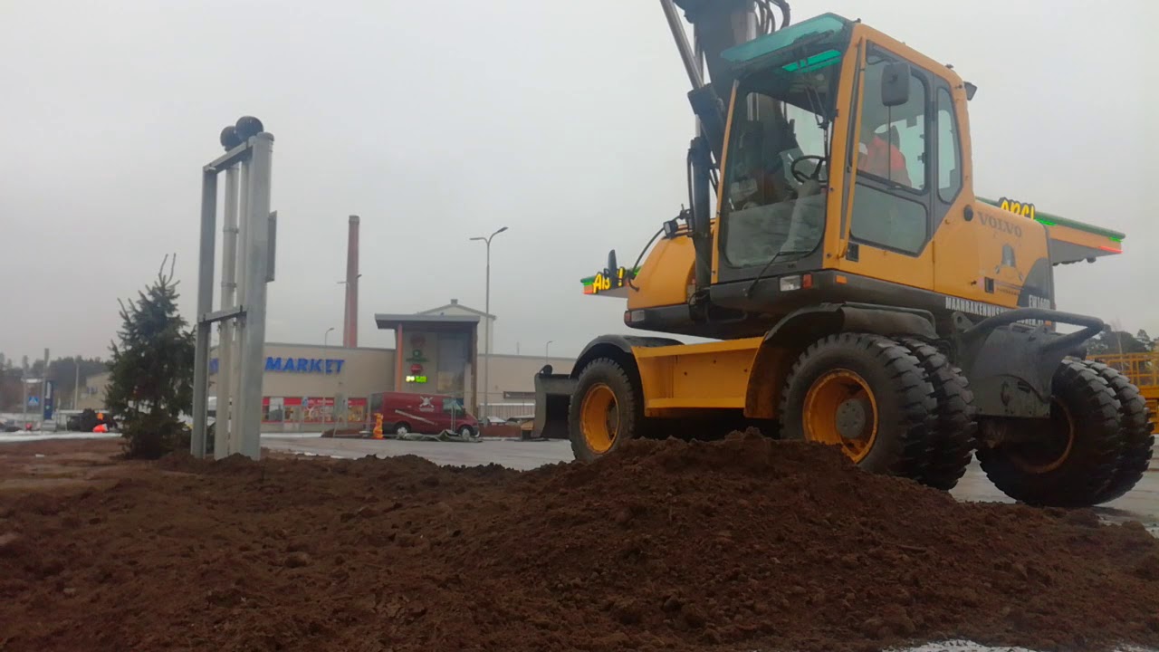 Volvo EW160B Mullan levitystä.