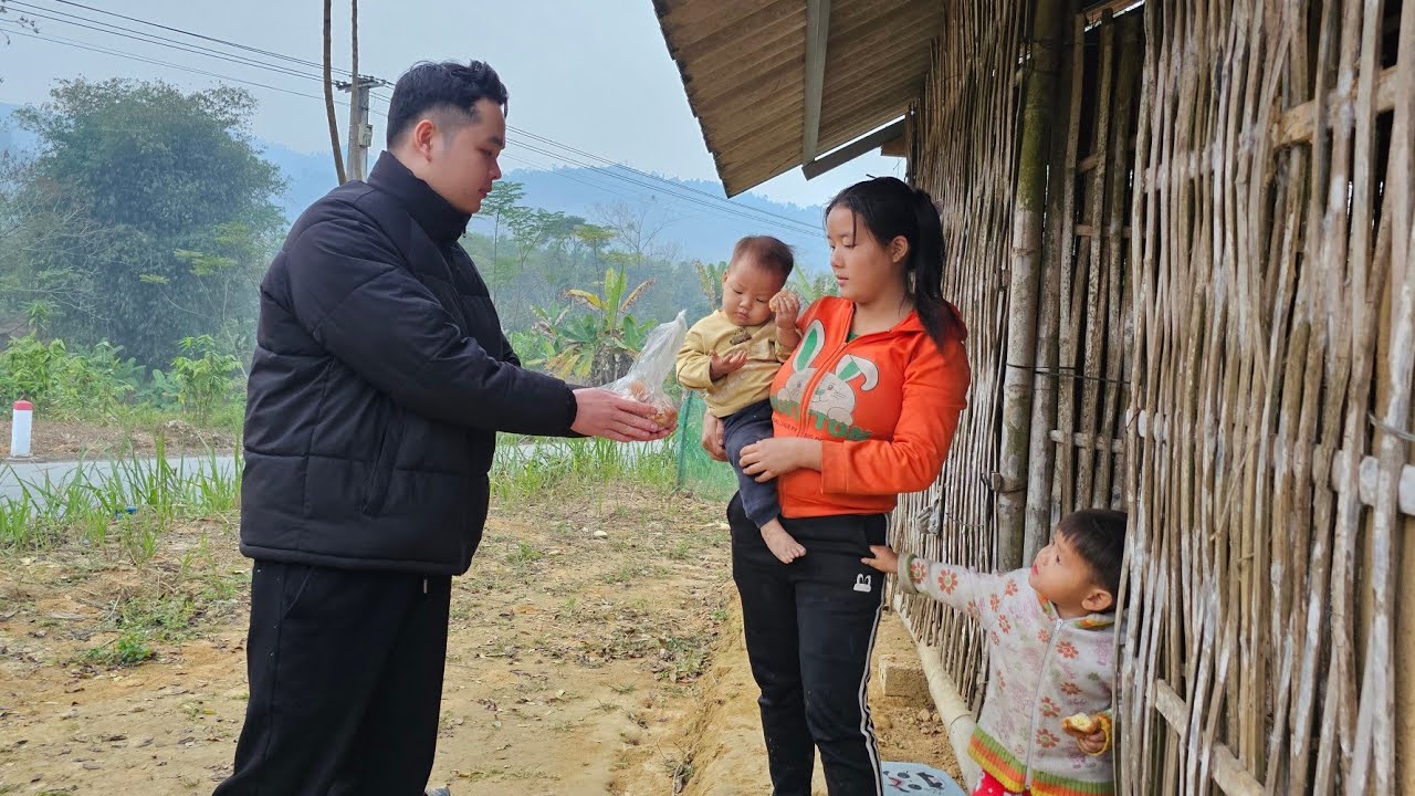 The single mother came home from work when a man came to give her a cake - lý thi My
