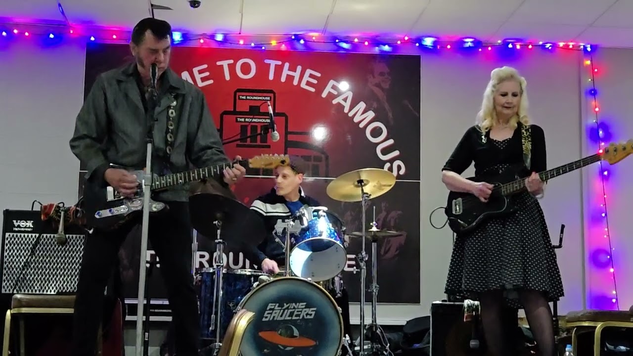 SANDY FORD & THE FLYING SAUCERS • ROCK-A-BEATIN' BOOGIE 🎶 (Dagenham Roundhouse)