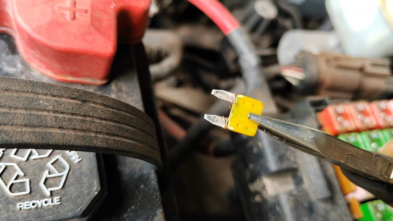 como cambiar un fusible