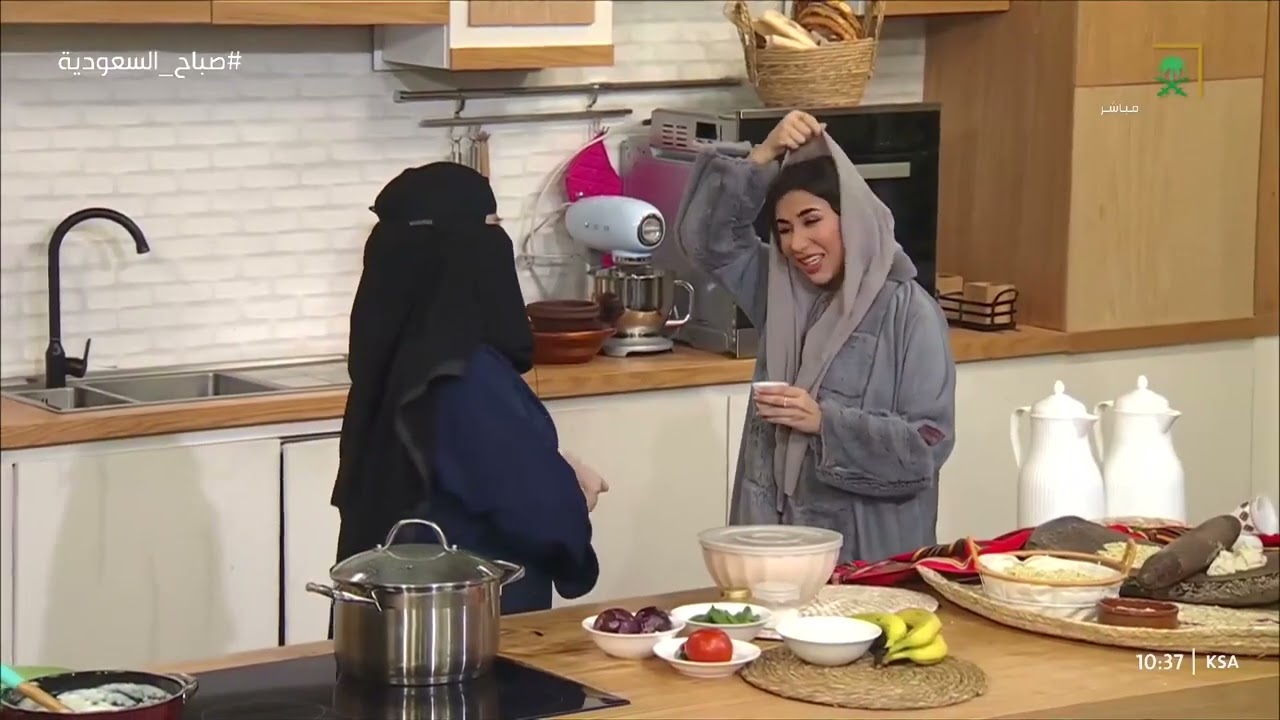 الشيف شوقة الشافعي تُحضر الأطباق التراثية من منطقة جازان في مطبخ صباح السعودية.