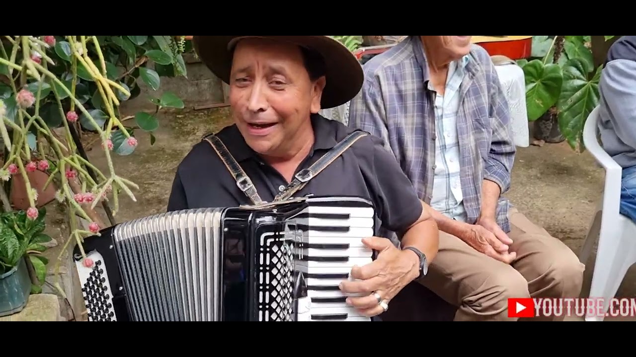 Messias da Sanfona o Canhotinho de Ouro cantando