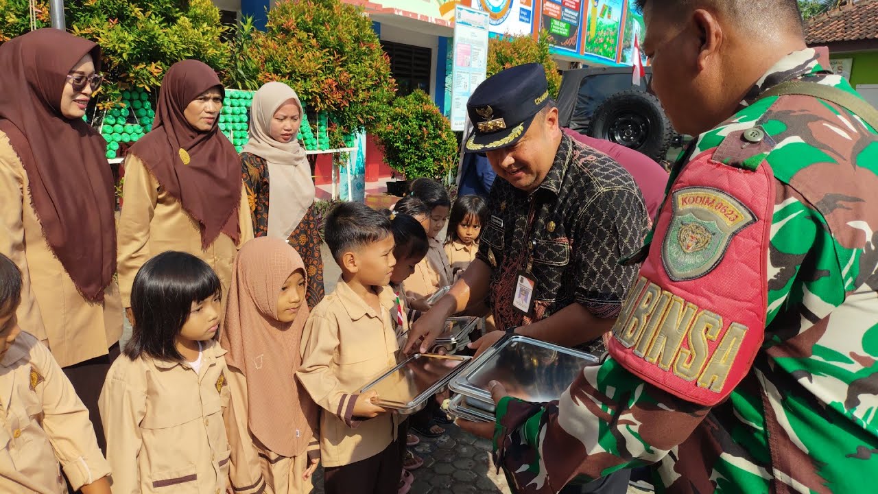 Camat Ciwandan bersama Forkopimcam & SPPGTurun Langsung Menyalurkan Makanan Bergizi Gratis