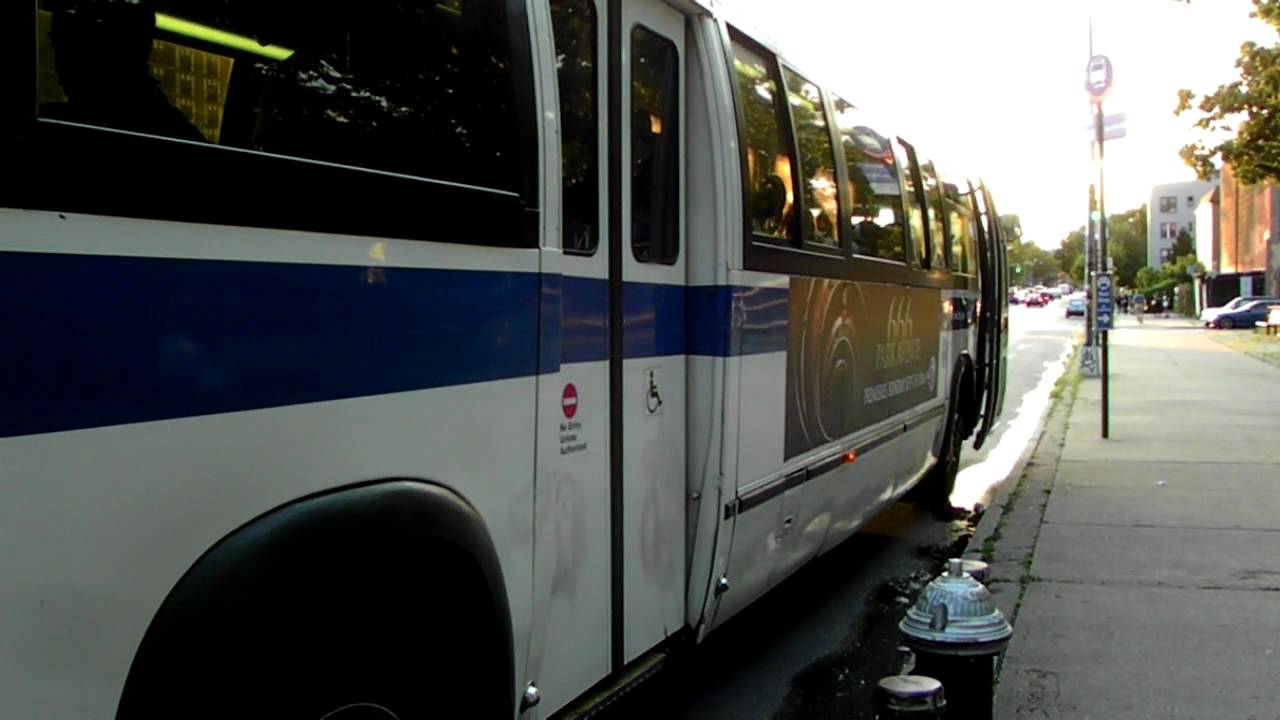 NYCTA Bus: Manhattan Bound RTS #9498 M60 at Hoyt Ave & 31st Street