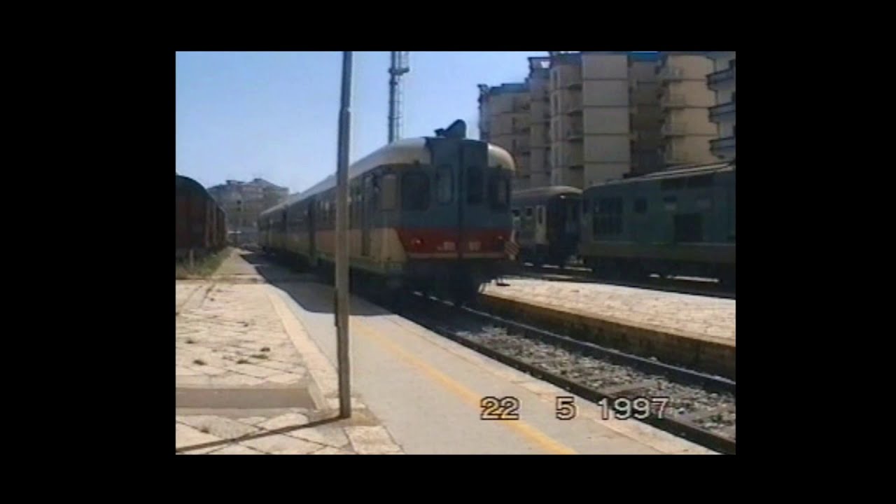 Scalo merci della Stazione di Ragusa con la D. 214 in manovra e Aln 668 in transito, nel 1997.