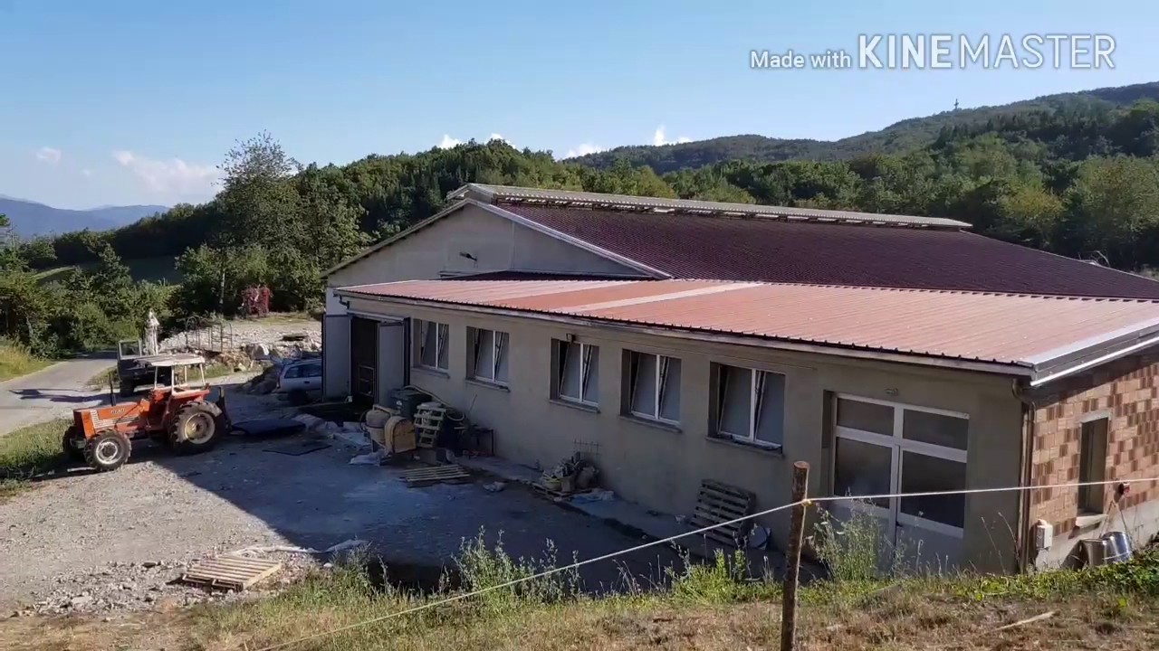 Stalla in montagna con cuccetta materassino e separatore