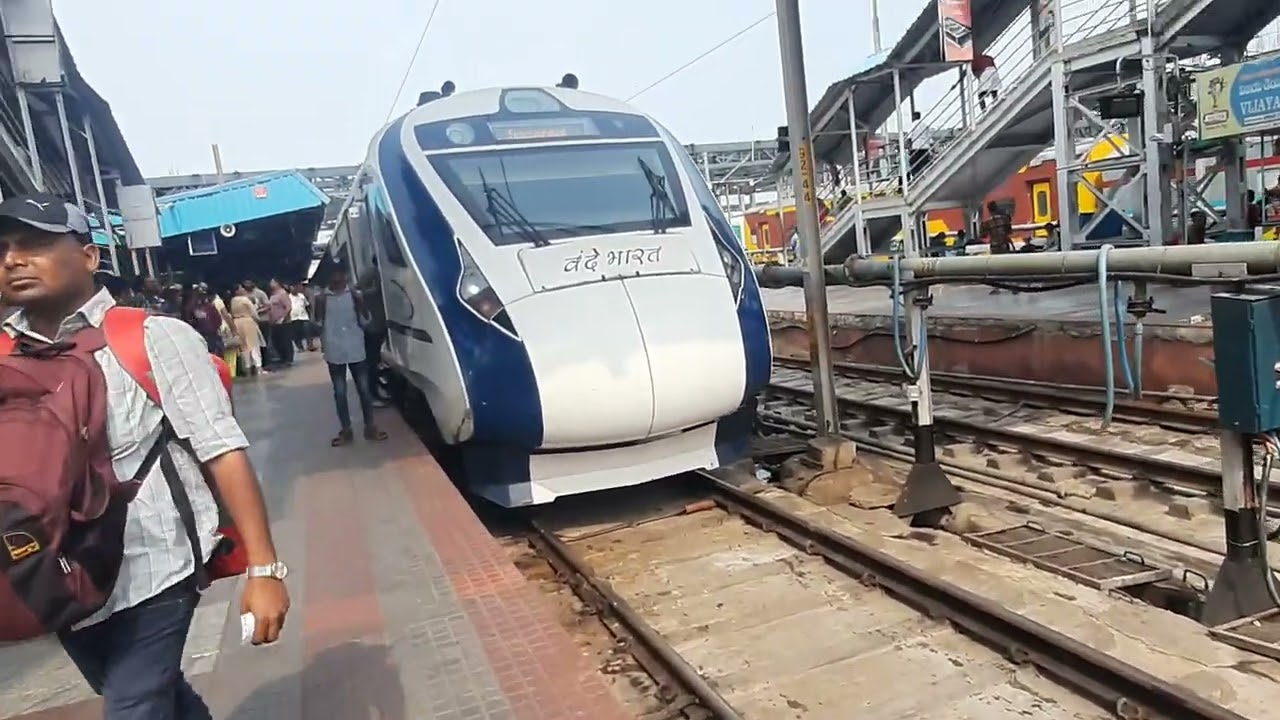 Heavy Rush at Tirupati Railway Station | Vande Bharat Train Ready for Secunderabad Station Departure
