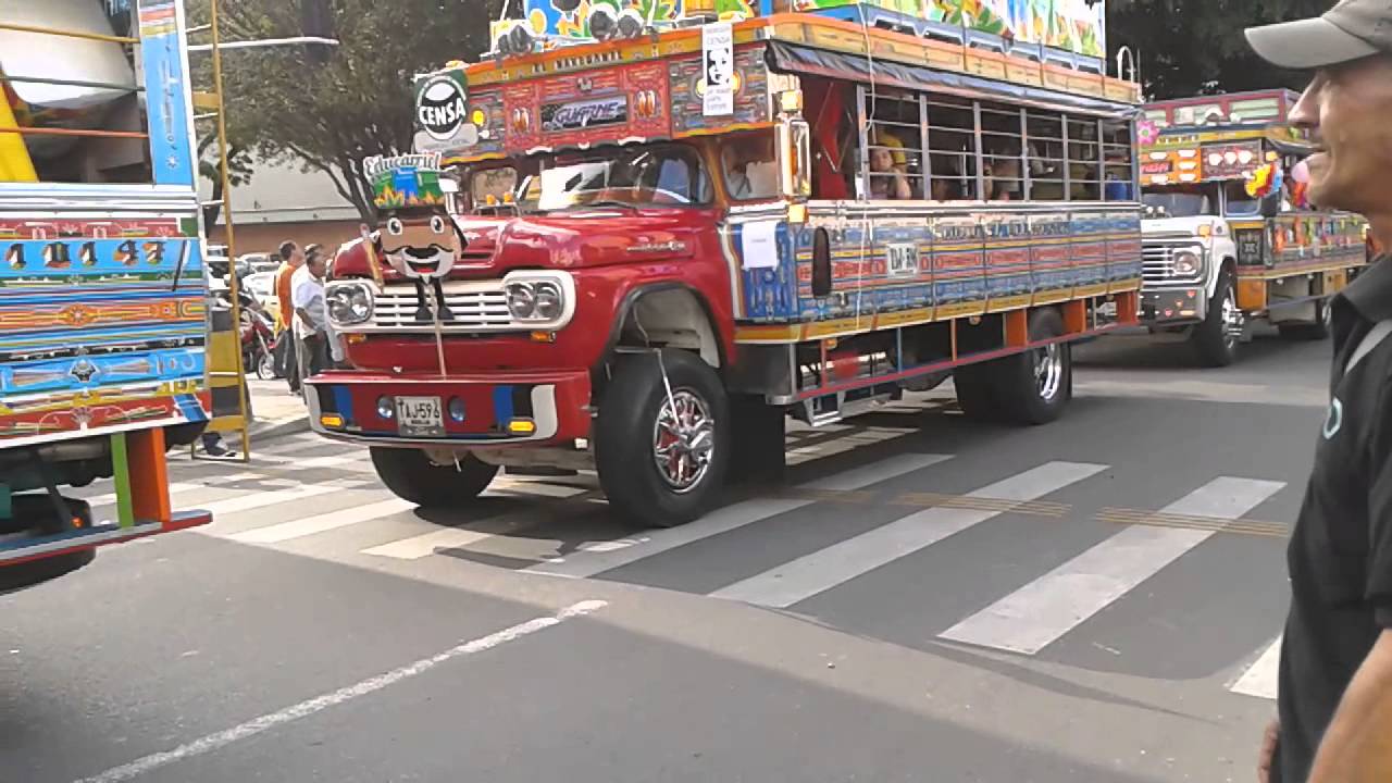 Desfile de Chivas en la Carrera 70 Medellín