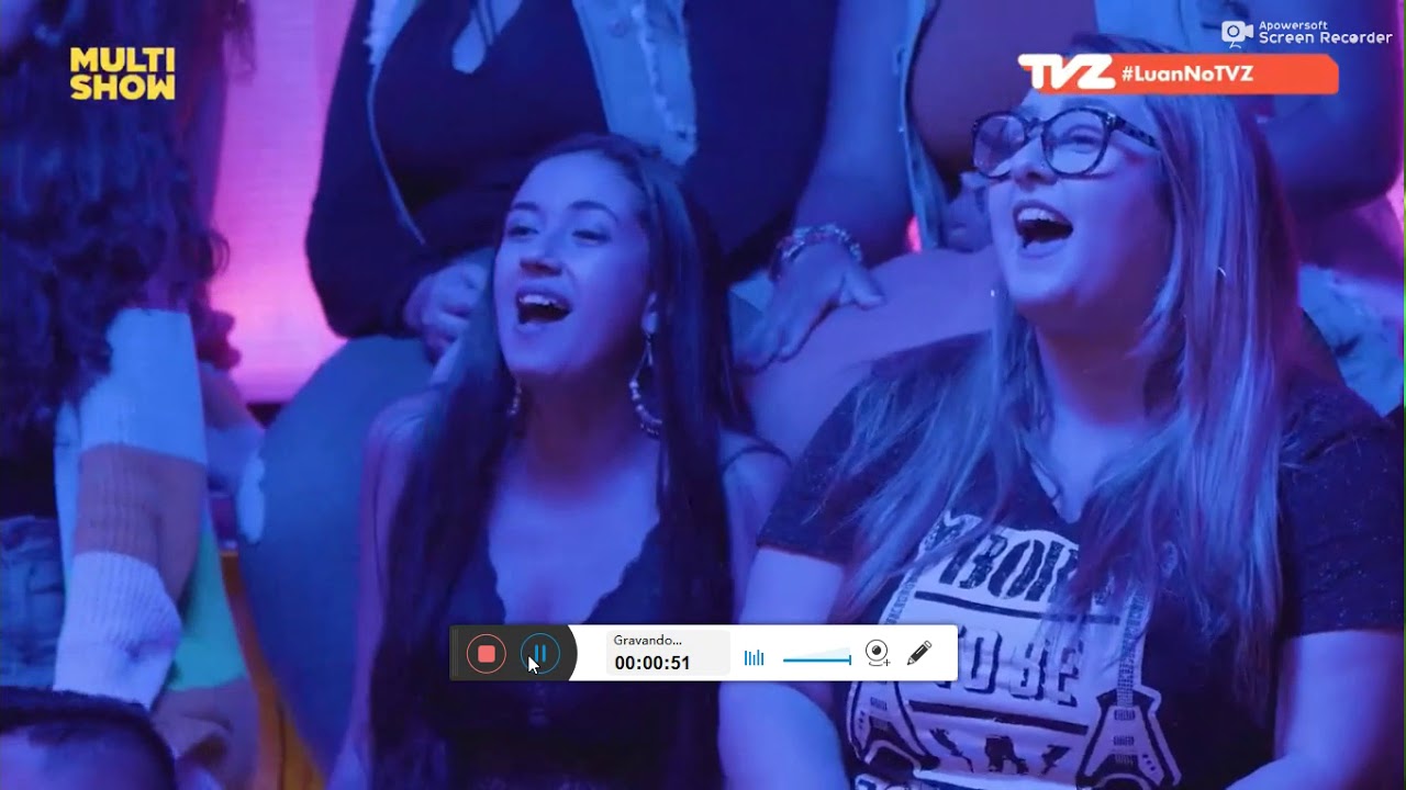 Luan Santana cantando 