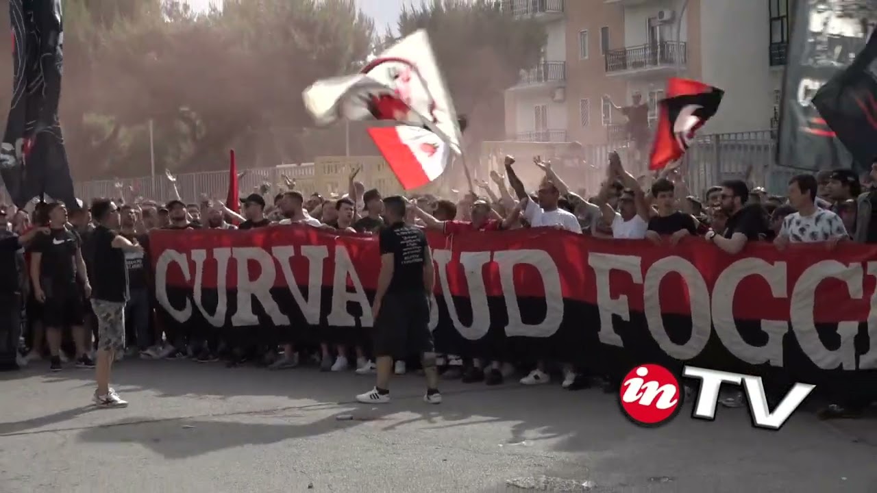 La Curva Sud saluta i ragazzi del Calcio Foggia