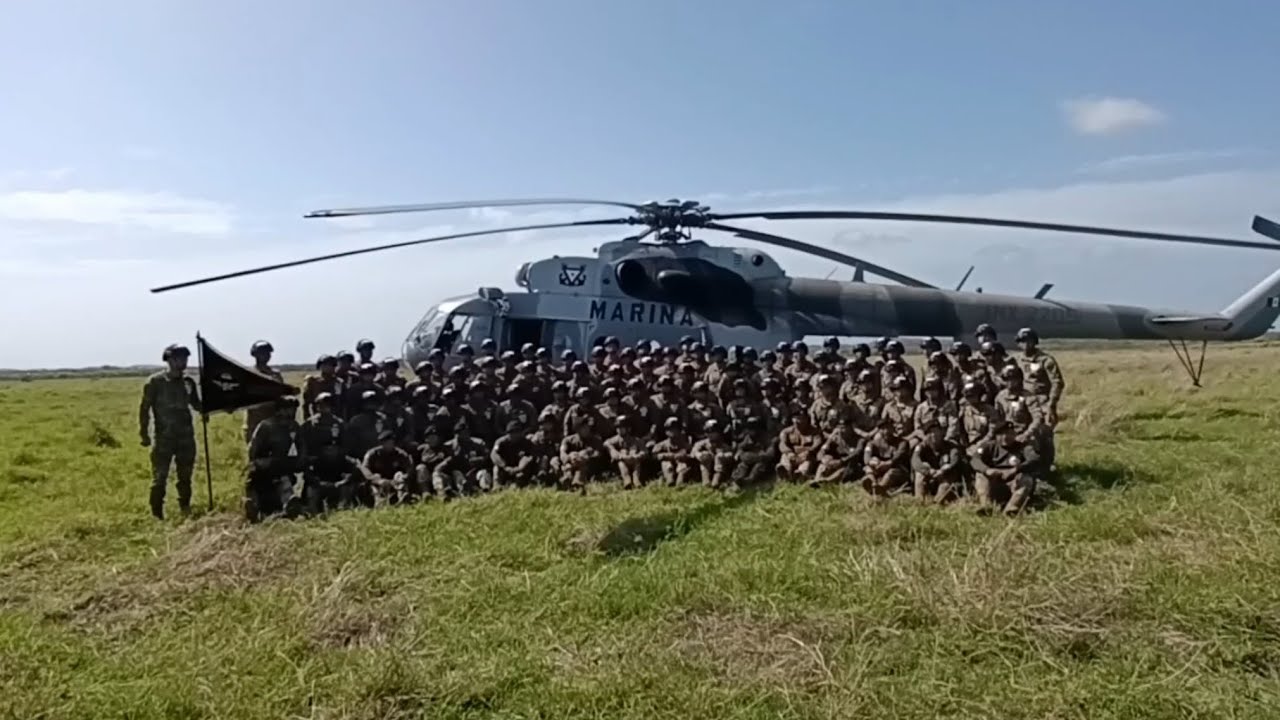 Graduación de cadetes de la Heroica Escuela Naval Militar del curso de Paracaidismo