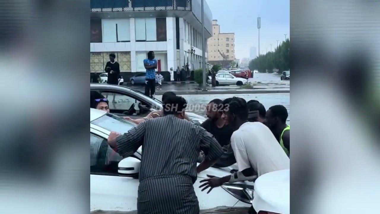 Невероятно! Это видеозапись наводнения в Саудовской Аравии.