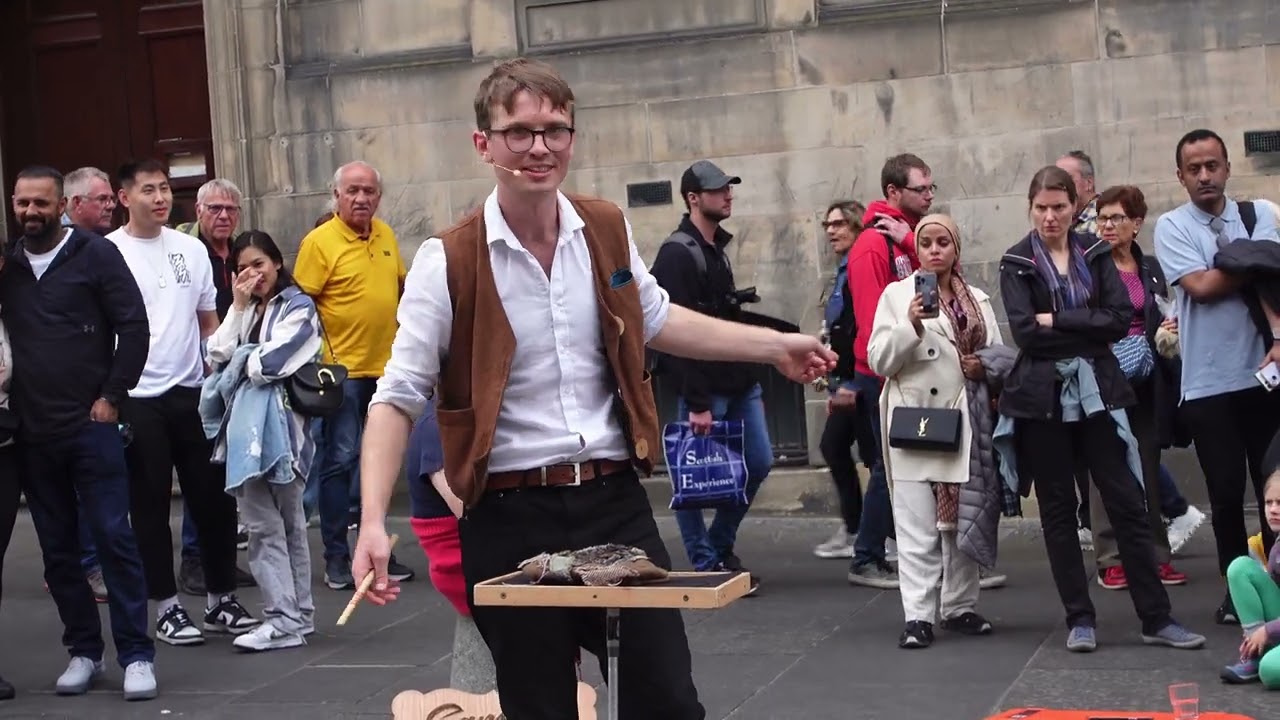Street Magician at Edinburgh Fringe (Part 1) | Sam King 2023