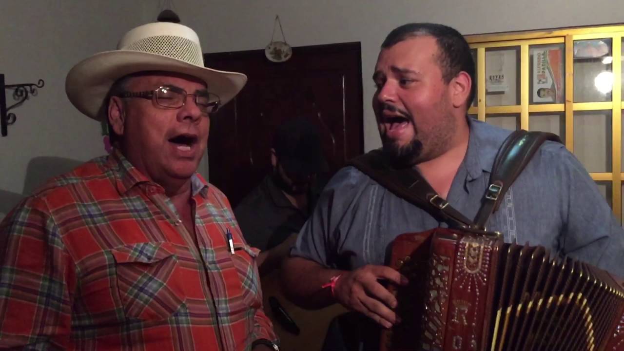 ROMAN DE LOS REYES CANTANDO A DUETO CON SU PAPA