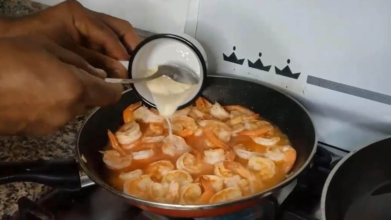 Preparando camarones guisado, Chef Cesarin.