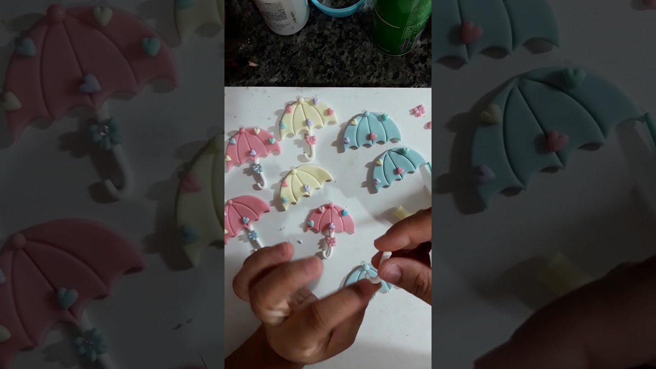 Aplique chuva de bênçãos  em biscuit