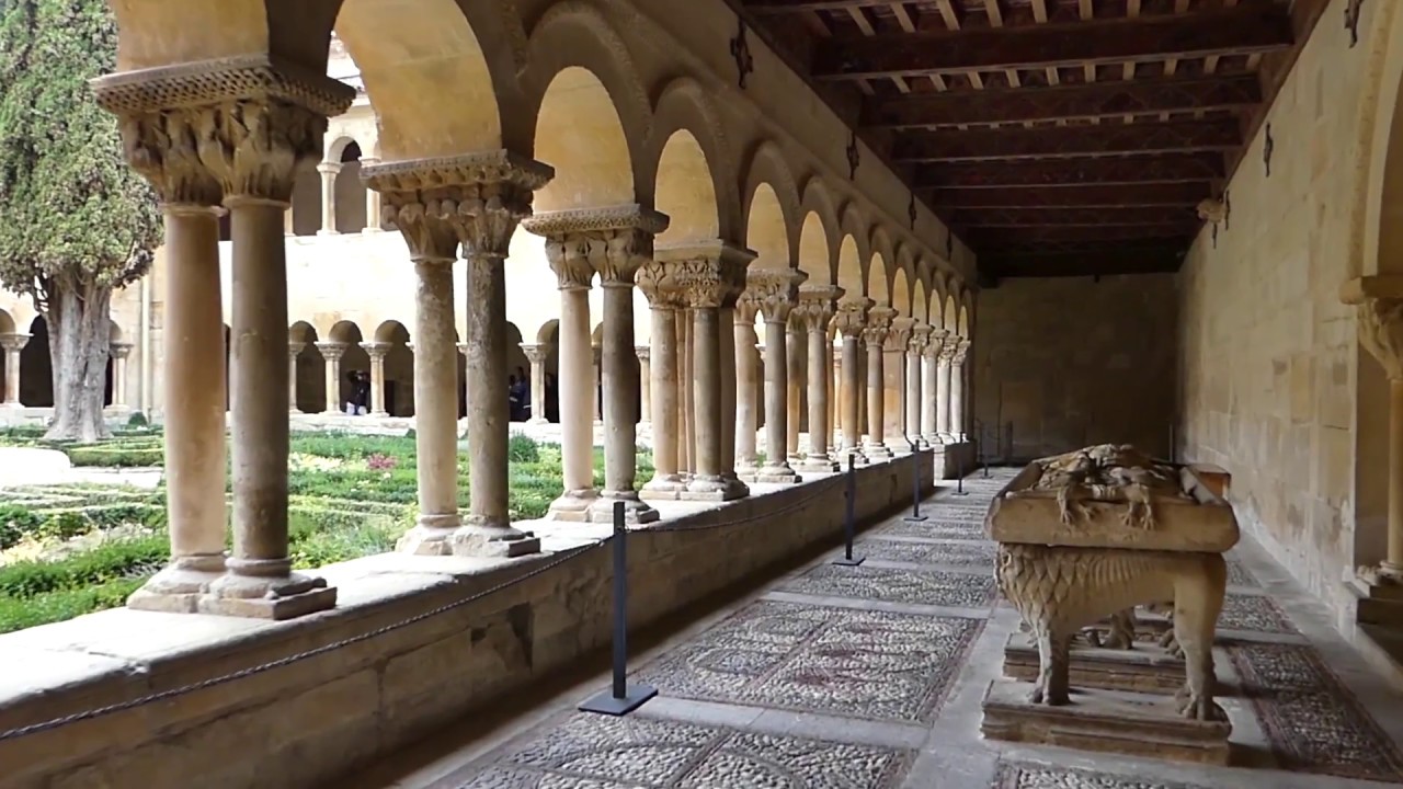 Un paseo por el claustro de santo Domingo de Silos