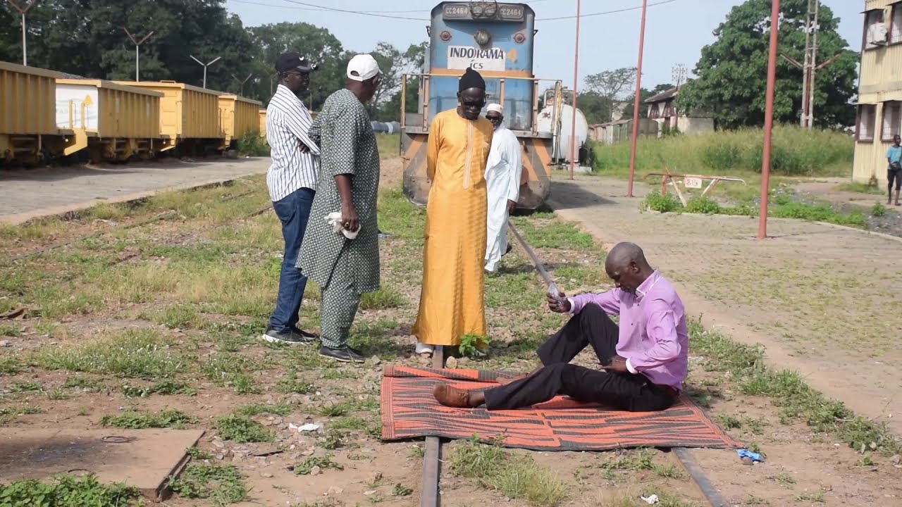 Thi&egrave;s - Des Cheminots retrait&eacute;s r&eacute;clament 5 milliards &agrave; l'Etat et emp&ecirc;chent le train de circuler