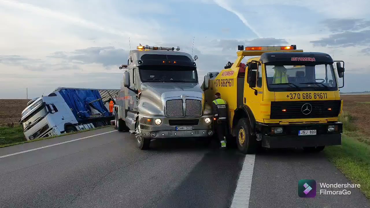 Evakuacijos darbai kelyje Panevėžys- Pasvalys ties Jurgėnais.