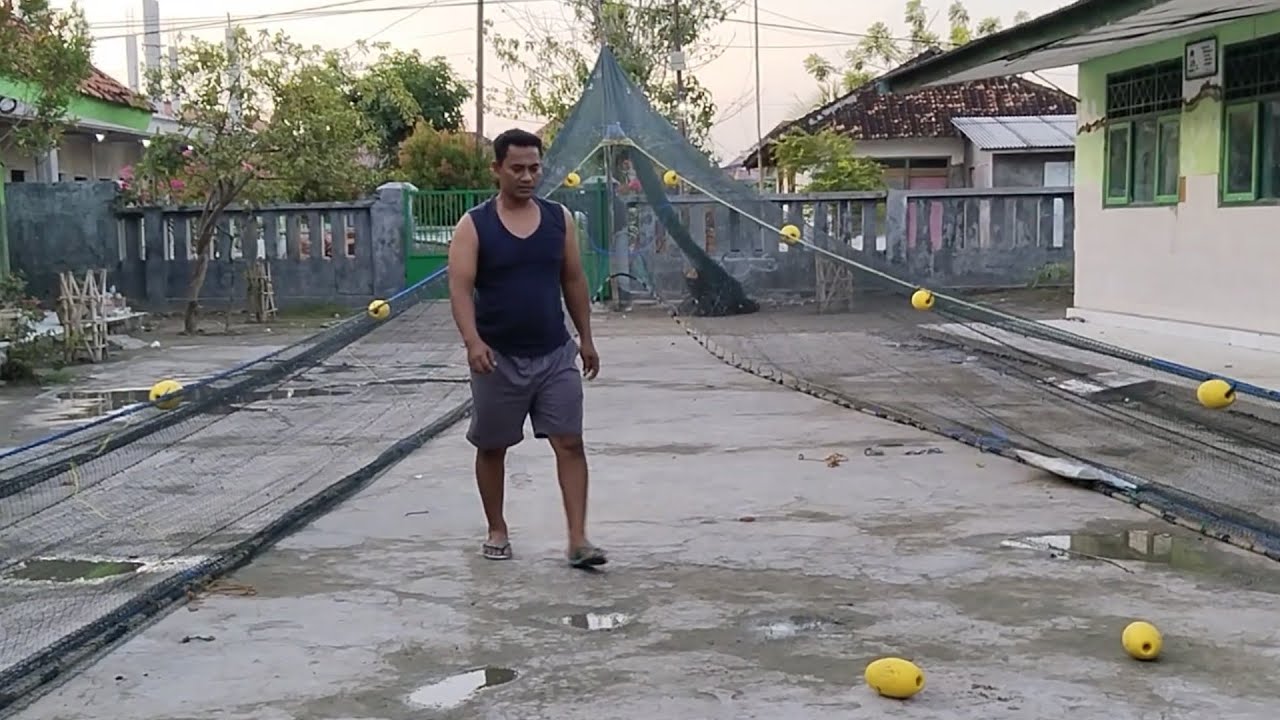 Pembenahan jaring pukat buaya, yang sudah tak setabil