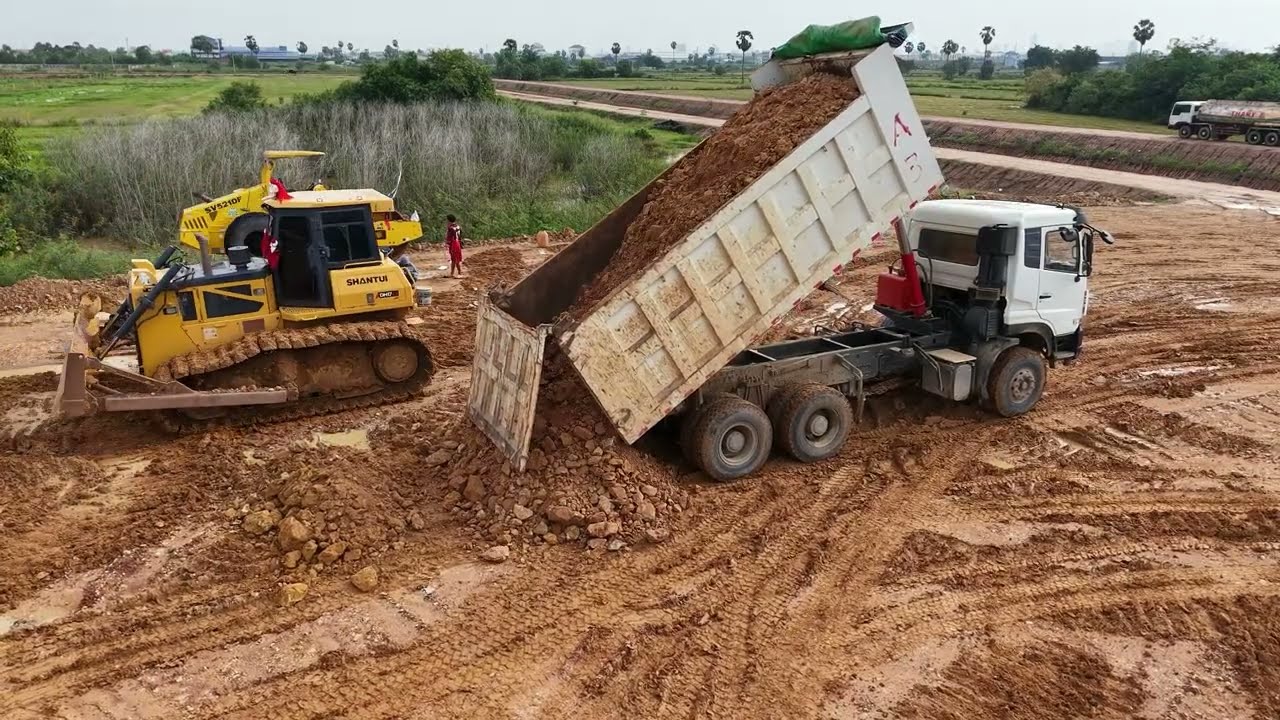 Amazing SHANTUI Bulldozer Skills – Clearing Heavy Dirt Fast!