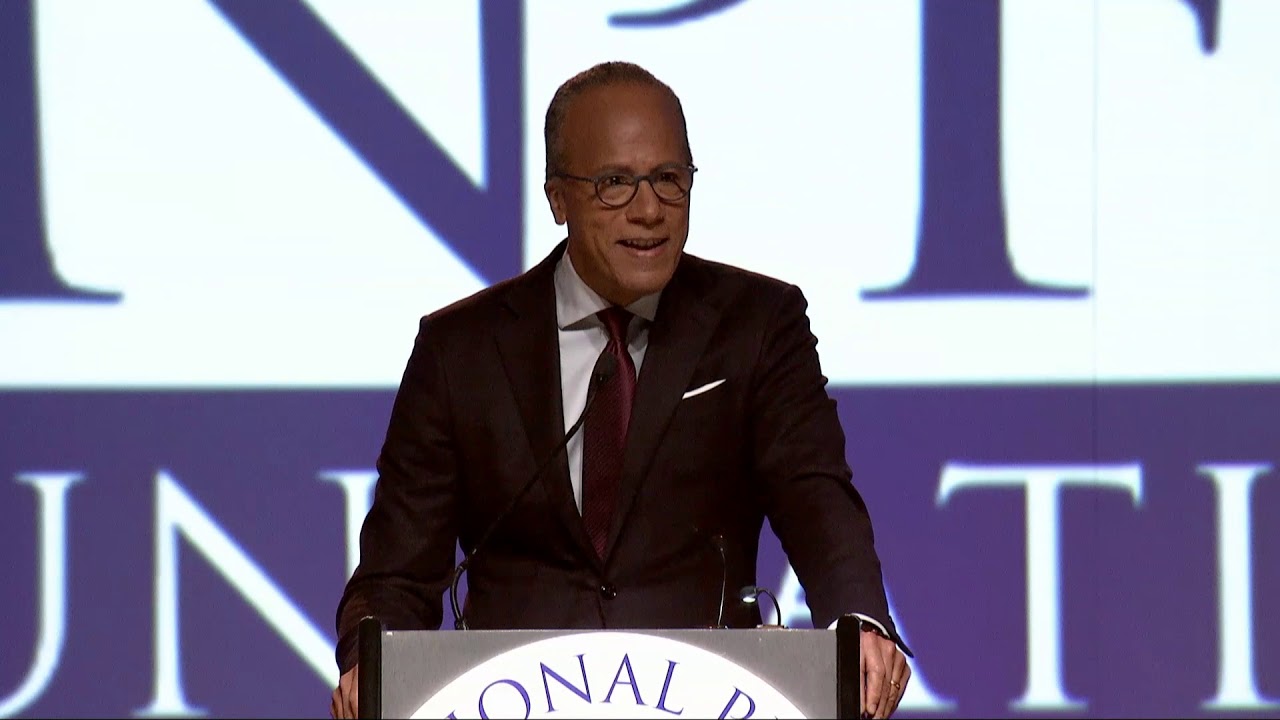 Lester Holt Accepts the 2018 Taishoff Award