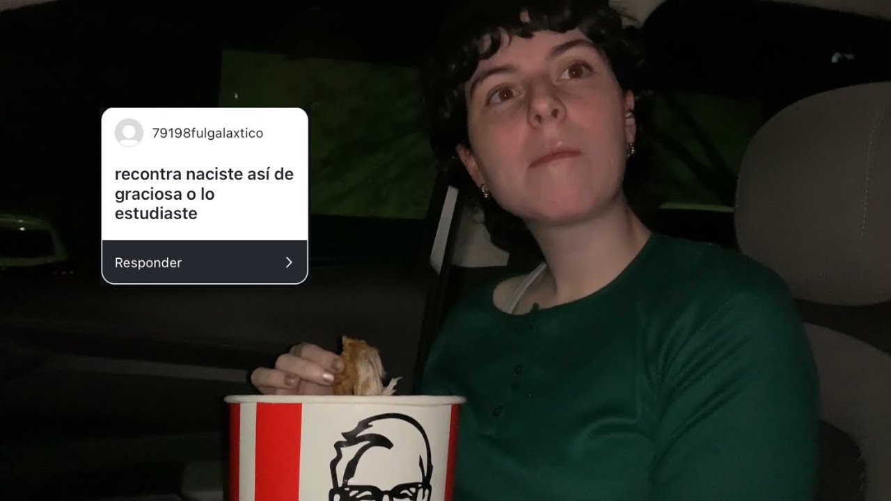 respondiendo preguntas mientras como pollo frito
