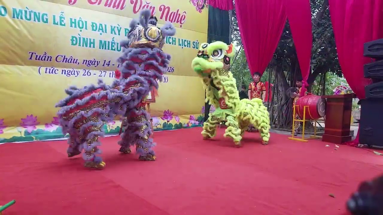 Múa lân chào mừng lễ hội Đại kỳ phúc đình làng Yên Cư 