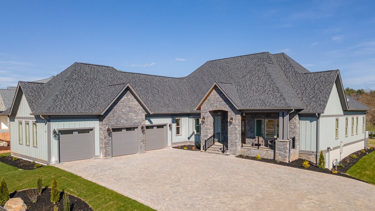 769 Daniel Circle Dr, Mills River, NC 28759