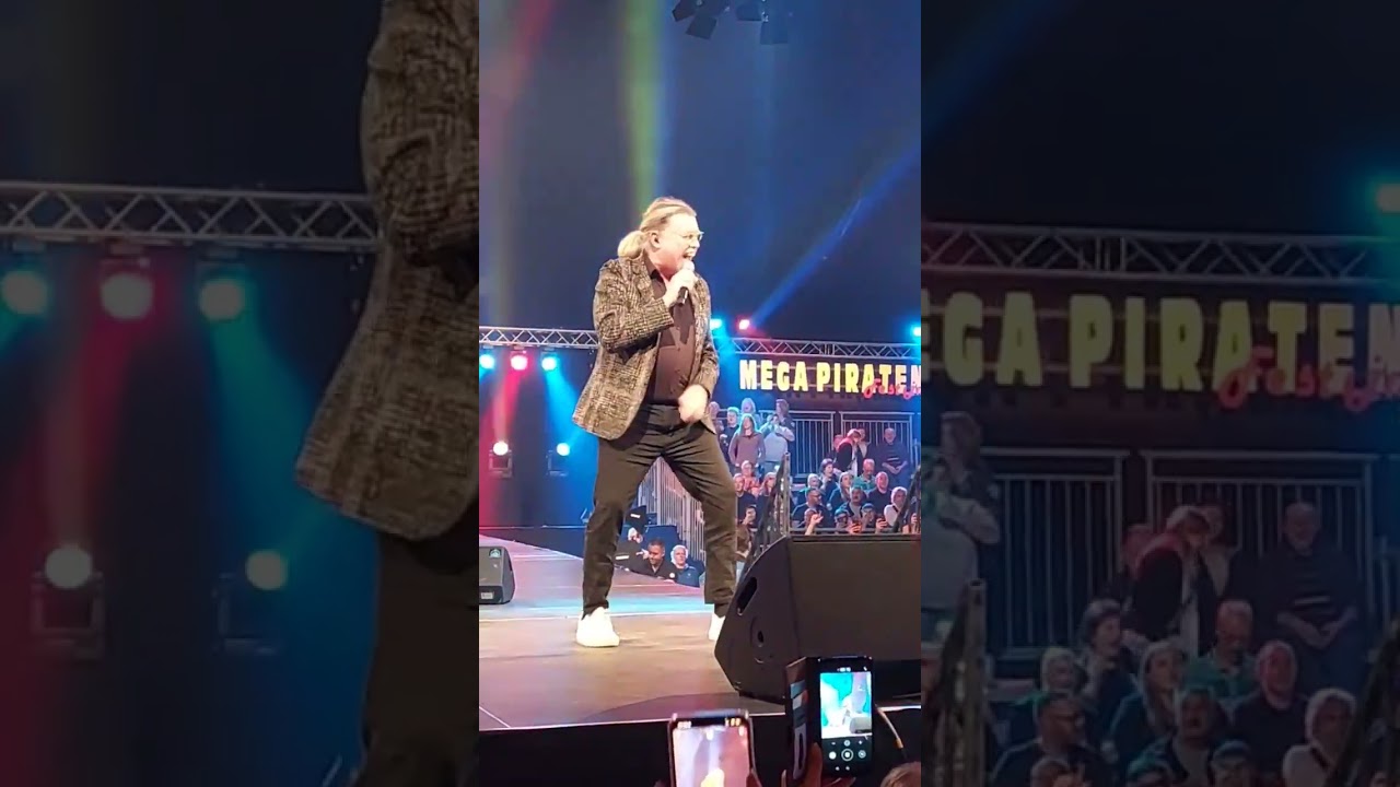 Ren&eacute; Karst met Atje voor de Sfeer. Mega Piraten Festijn in Marum. 29-09-2023. #shorts #muziekvideo