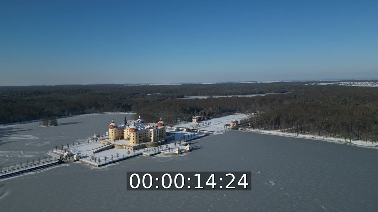 Winterluftbild Wasserschloss und Schloßpark in Moritzburg im Bundesland Sachsen, Deutschland