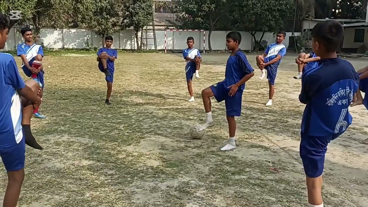 ফুটবল খেলার পূর্বে কিছু ওয়ার্ম আপ। 