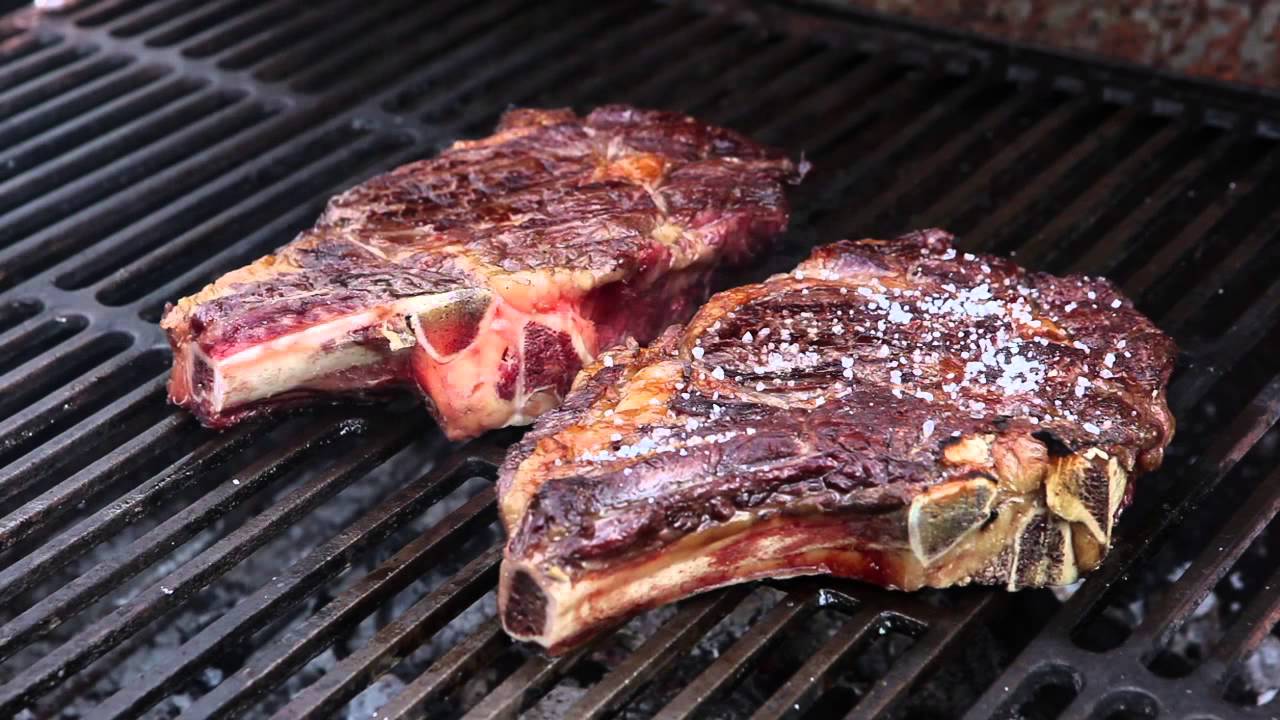Cocinando un chuletón de buey Premiummeat a la parrilla