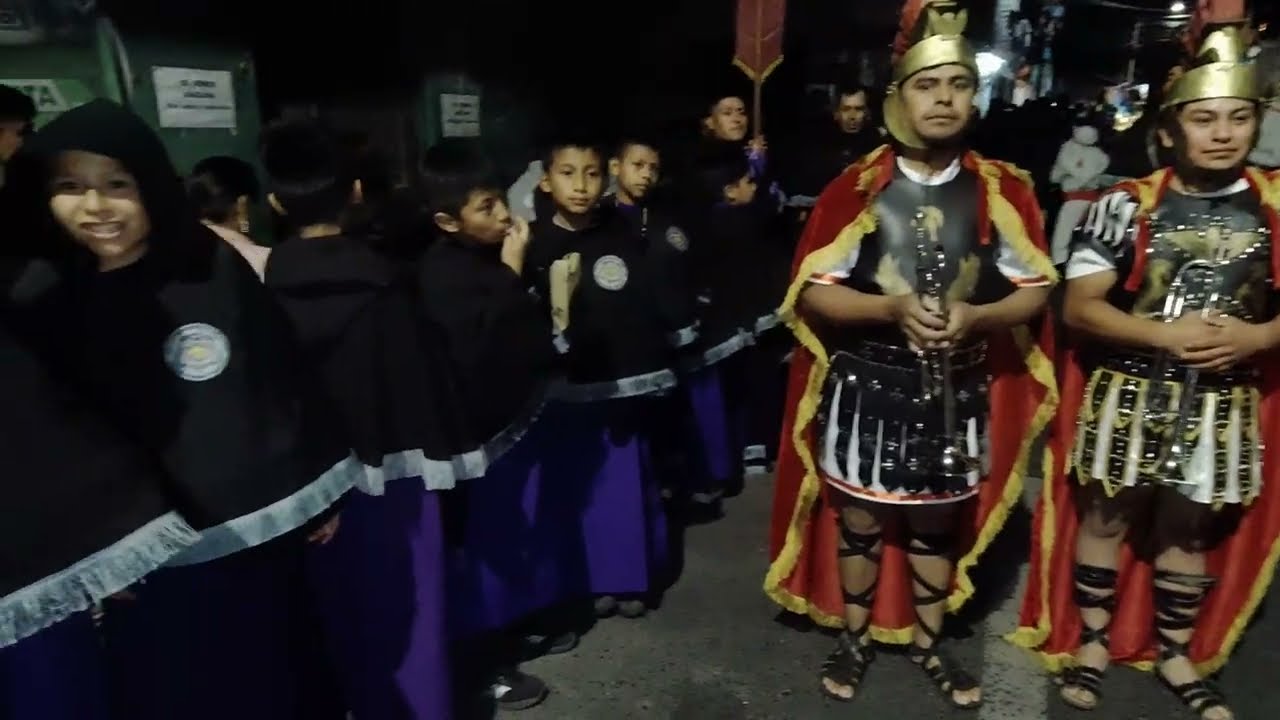 FAMILIAS unidas en ORACIÓN | Creando Alfombras y Acompañando a Jesús 🌺