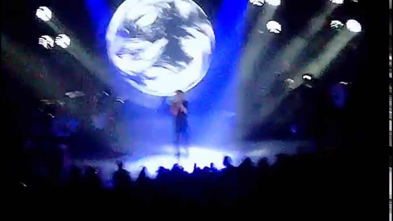 עברי לידר מלטף ומשקר בהופעה חיה