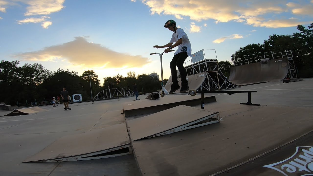 Яки трикове с тртинетка в София (Cool tricks with scooter in Sofia)