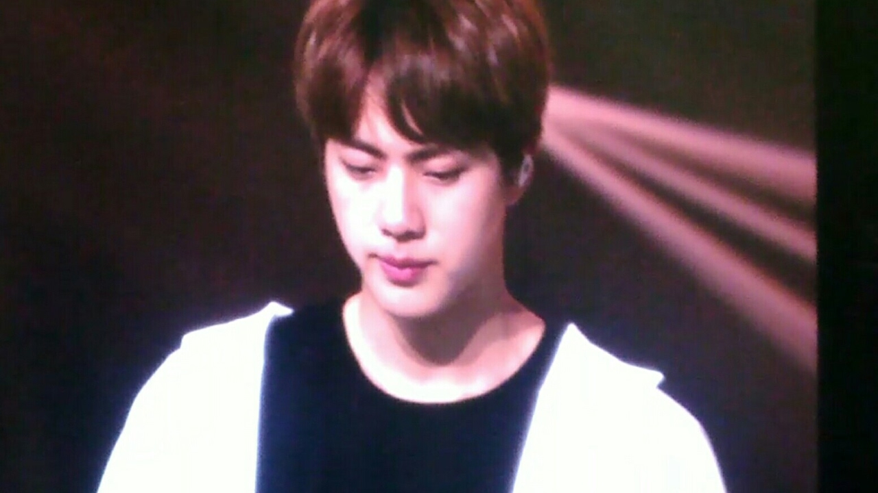 EMOTIONAL BTS SINGING TWO!THREE! (BTS WINGS TOUR MANILA -MOA ARENA)