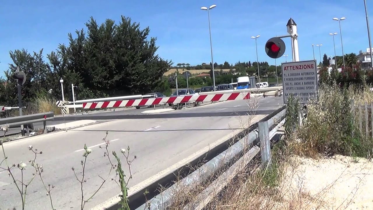 Passaggio a livello di via Einaudi in HD - Civitanova Marche (MC) // Level Crossing