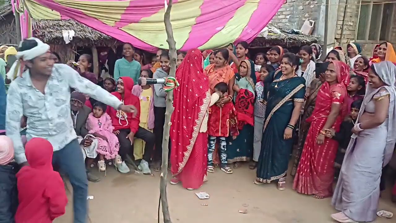 राम स्वरुप डांसर ने किये सादे डेरेश में डांस 