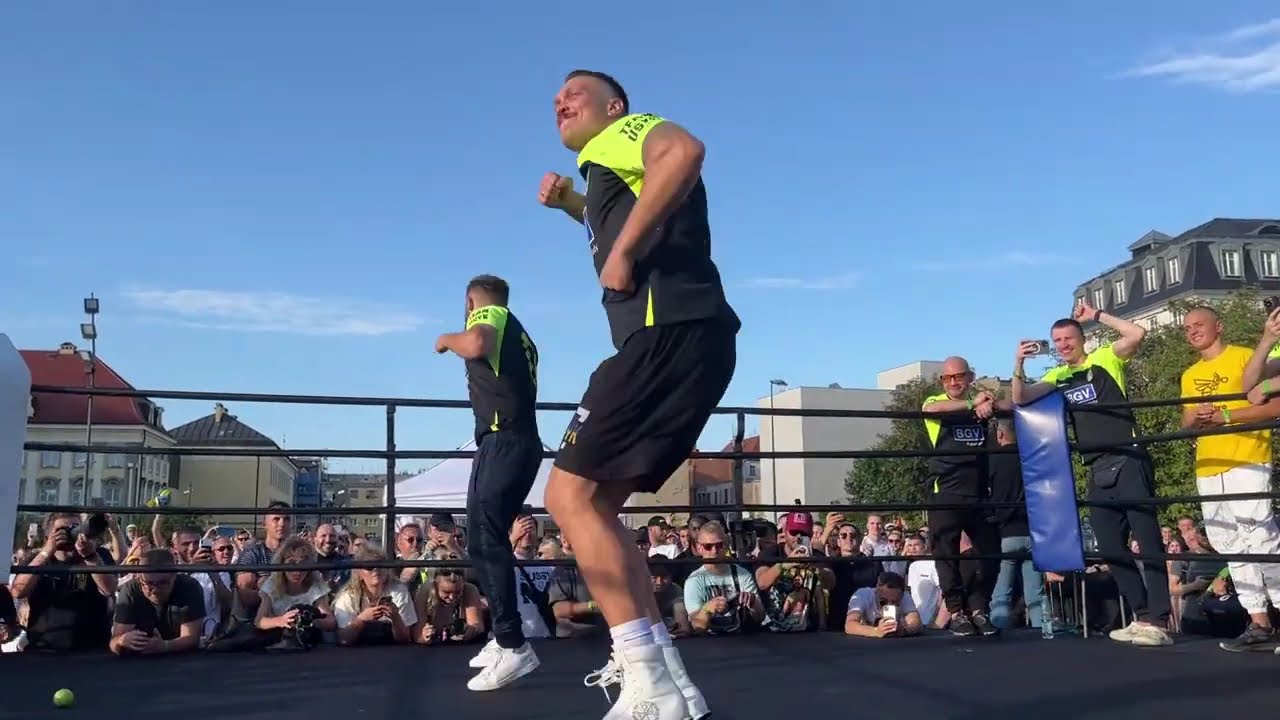 Oleksandr Usyk dancing | Taniec Usyka na treningu medialnym ;-) 
