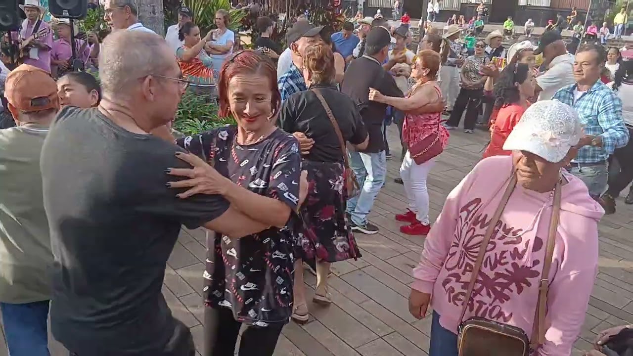 Los integrados parranderos. Noche de amor y El apachurrao. Octubre 12 2025.