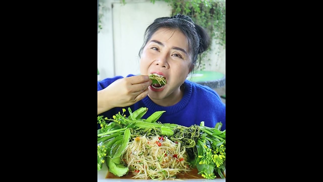 ตำบักฮุ่งลาวข้าวเหนียวฮ้อนๆยามเที่ยง | แพทตี้ กินแบบสไตล์บ้านๆ