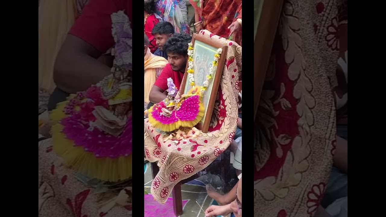 নন্দ রানী মা যশোদা কৃষ্ণ কুলে লইয়া 