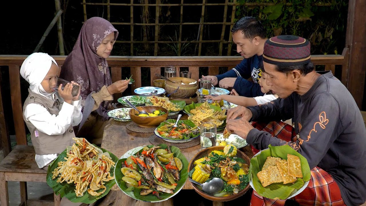 Memetik Tomat Hijau di Kebun | Masak Tumis Pindang Tomat Ijo, Sayur Bening Bayam Labu, Peyek Tempe